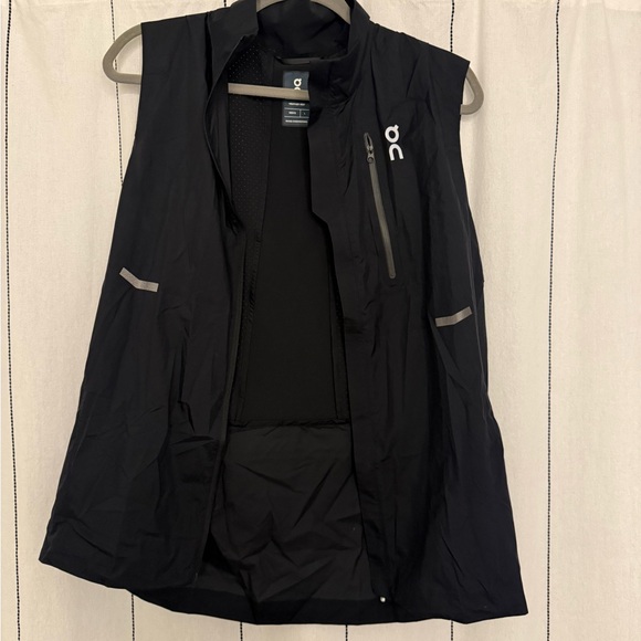 On Running Women's Sleek Black Vest - Picture 1 of 2